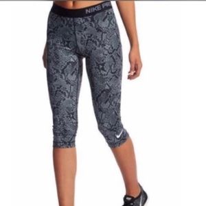 Nike pro cropped snake print leggings